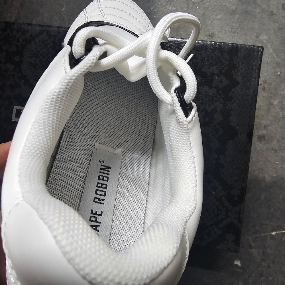 White Women Low Top Sneakers Synthetic Round Closed Toe Padded Shoes - Picture 6 of 6